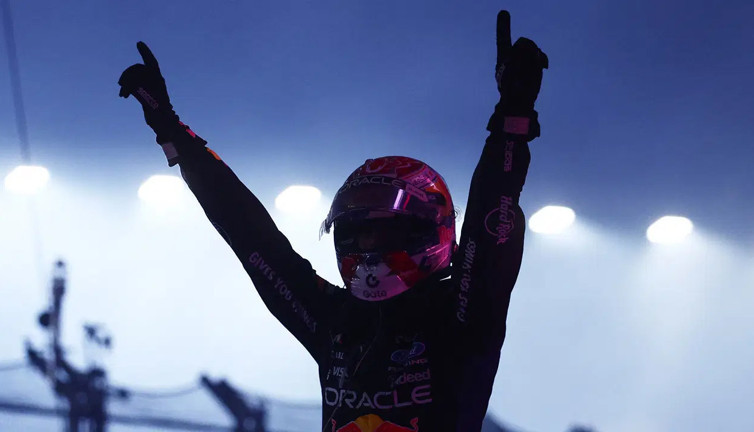 Max Verstappen'den Singapur'da bir ilk: Zaferi kimseye bırakmadı