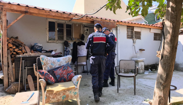 Yürek yakan olay: Haber alamayan komşuları eve girdi