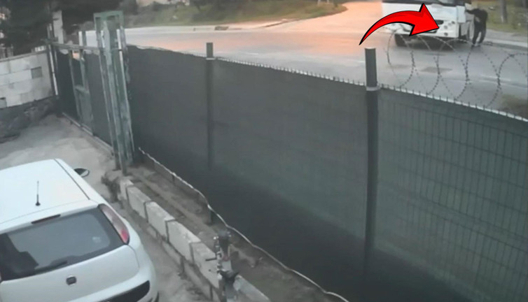 Arnavutköy'de dehşet anları: Sürücüsü indi: Midibüs evin bahçesine uçtu