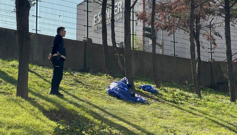 Esenler'de boş arazide erkek cesedi bulundu
