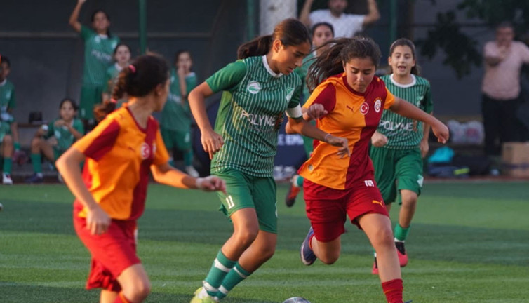 Kız çocukları sahada mücadele etti: Dostluk ve spor kazandı