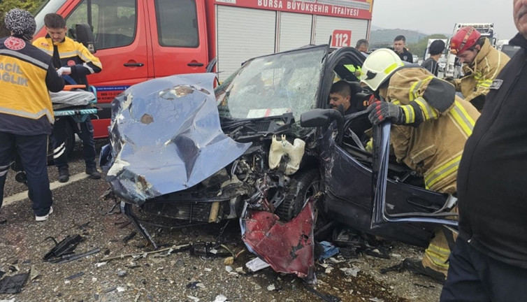Otomobil ve hafriyat kamyonu çarpıştı: 1’i çocuk 2 yaralı