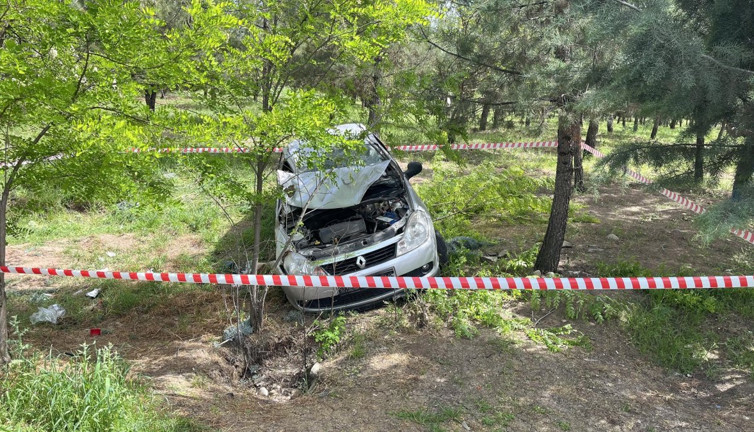 Diyarbakır’da lastiği fırlayan otomobil takla attı