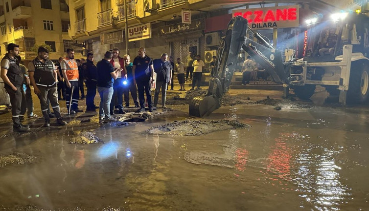 Hatay’da altyapı çalışması sırasında su borusu patladı