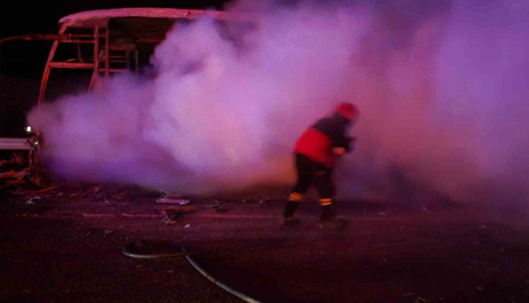 Seyir halindeki otobüs alevlere teslim oldu
