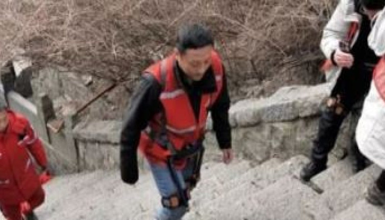 Robot iskeleti giyen yolda gider gibi dağa tırmanıyor. RoboCop filmi gerçek mi oluyor