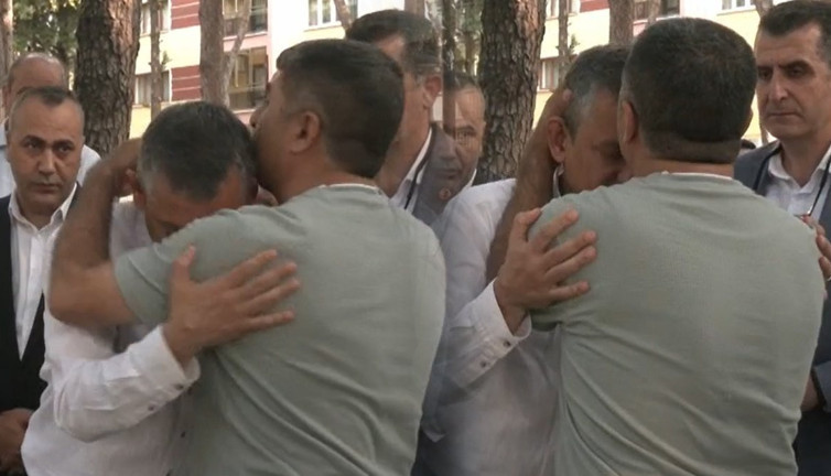 Şehit babası, Özgür Özel’i alnından öptü! Cenazesinde protesto edilmişti...