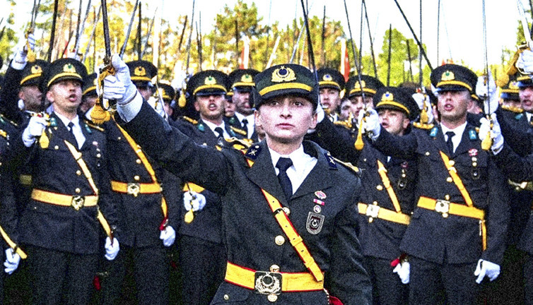 Atatürkçü Ebru teğmene mahkemeden şoke ettiren karar!