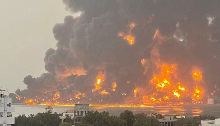 İsrail, Yemen'in kalbine bomba yağdırdı