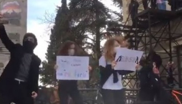Rektör Rektör olalı böyle zülum görmedi. Rektöre odasının önünde Metallica dinlettiler