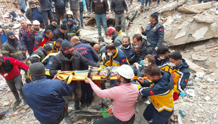 Gaziantep’te 106 saat sonra 3 kişi sağ olarak çıkarıldı