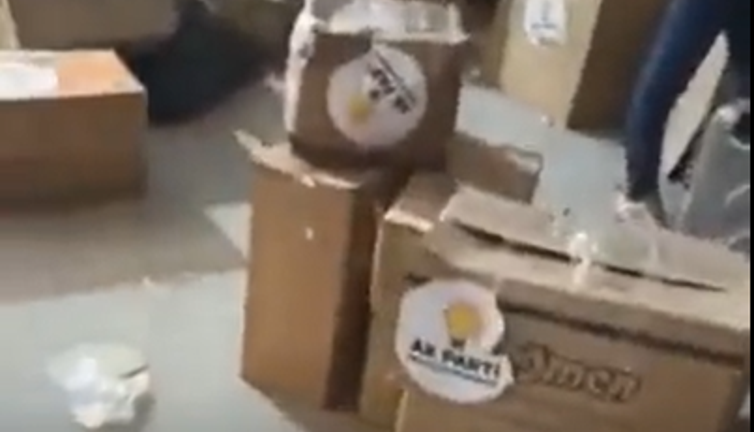 Vatandaşların gönderdiği yardımlara AKP’liler parti logosunu yapıştırıyor. Tıklayıp kendi gözlerinizle görün