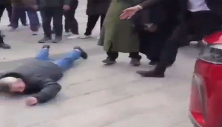 Bir vatandaş ilk defa gördüğü TOGG'a kendini kurban etmek istedi. 'Çiğne beni çiğne' diyerek yere yattı