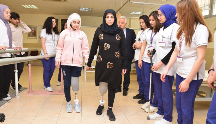 Depremde bacaklarını kaybeden anne ve kızı ayağa böyle kaktı