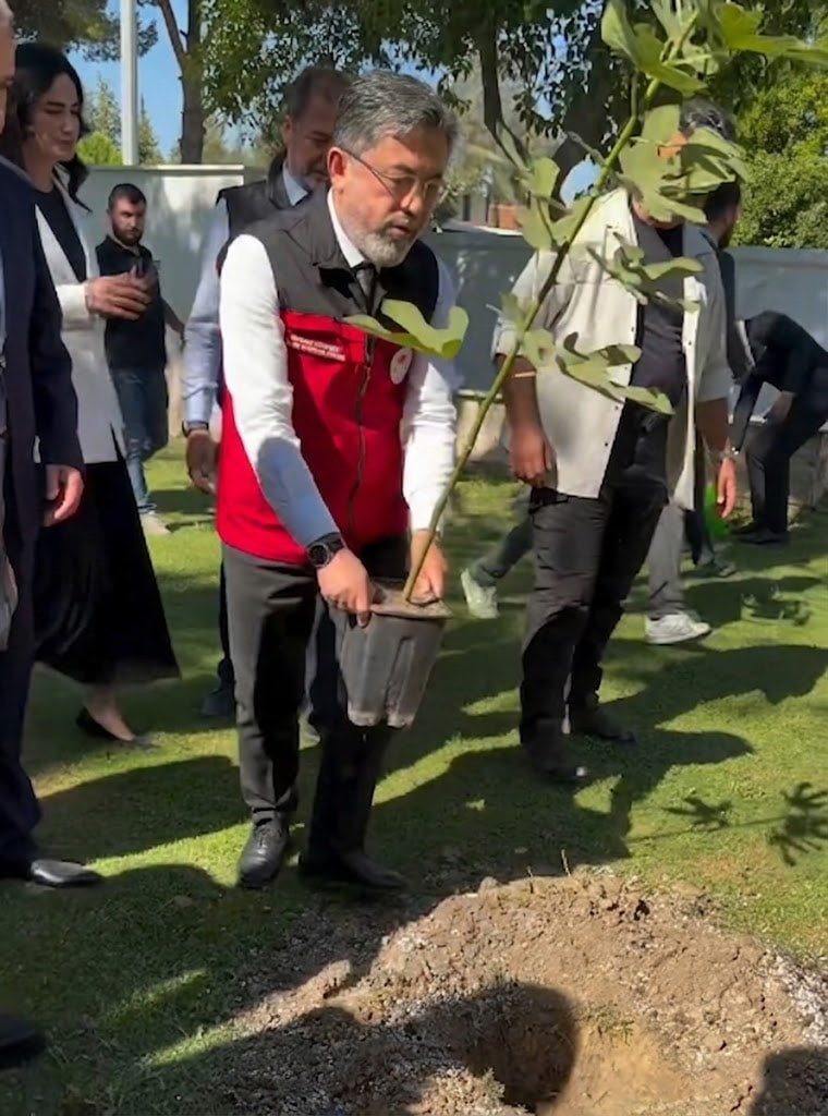 Bakan Yumaklı fidan dikimi sırasında şaşırttı: İşte böyle dikmeye çalıştı - Resim : 1