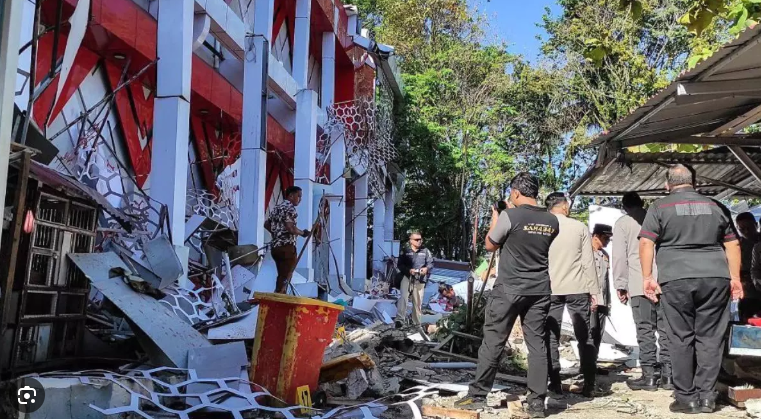 Endonezya'da büyük deprem: 7,4 şiddetinde sallandı, tsunami alarmı verildi - Resim: 4