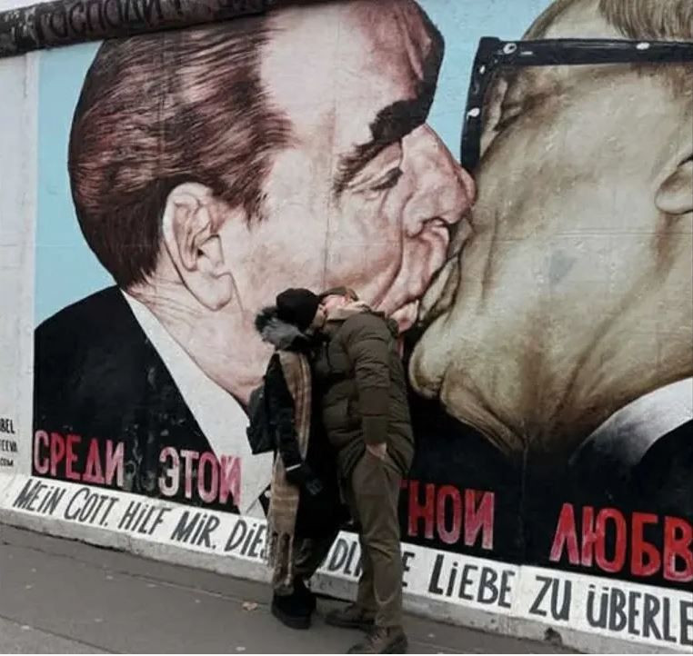 Berlin Duvarı önünde öpücük partiyi karıştırdı: AKP'li meclis üyesi Mehmet Ergüneş eşiyle dudak dudağa! - Resim: 11