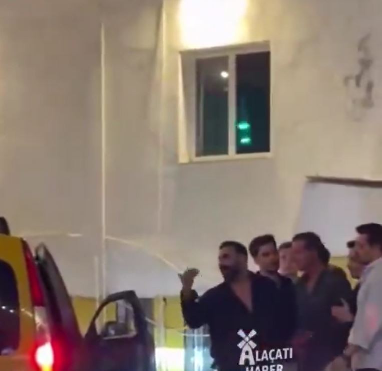 Uzak Şehir oyuncularının Alaçatı gecesi gergin bitti: Taksi tartışması kameraya yansıdı - Resim : 1