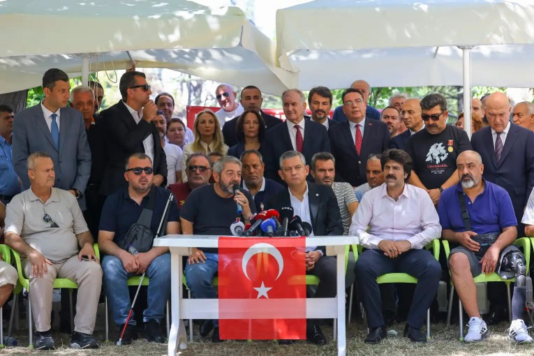 Özgür Özel'den şehit aileleri ve gazilere dikkat çeken mesaj: 'Sonuna kadar yanınızdayız' - Resim : 3