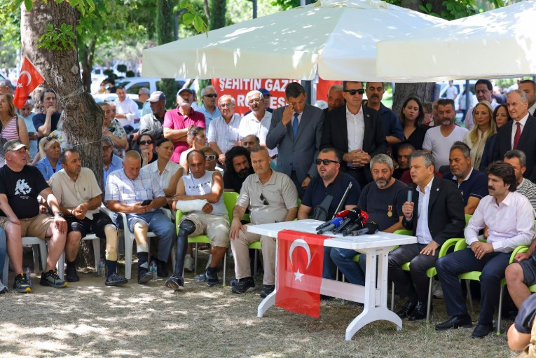 Özgür Özel'den şehit aileleri ve gazilere dikkat çeken mesaj: 'Sonuna kadar yanınızdayız' - Resim : 2