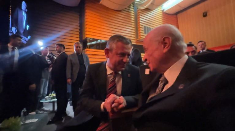 Bahçeli ve Özgür Özel’den sürpriz buluşma: Anıtkabir’e ziyaretini eleştirmişti - Resim : 1
