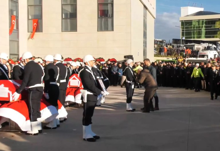 Türkiye, Yalova şehitlerini uğurluyor! Tabuta sarılıp ağladılar... - Resim : 4