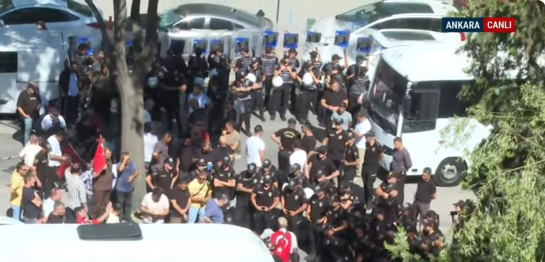 Cumhurbaşkanlığına yürüyeceklerdi: Gazilere polis ablukası - Resim : 2