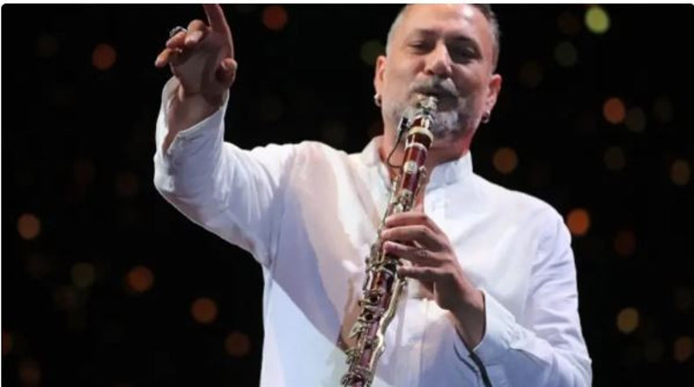 Ünlü klarnet virtüözü köye yerleşti: Sebzesini ekiyor, zeytinyağını kendi üretiyor - Resim : 1