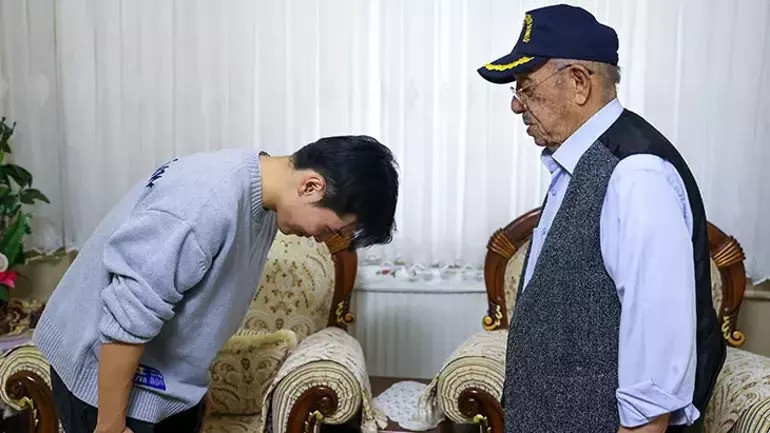 Konyasporlu Jinho Jo, Kore gazisi İhsan Damdam'ı ziyaret etti - Resim : 1