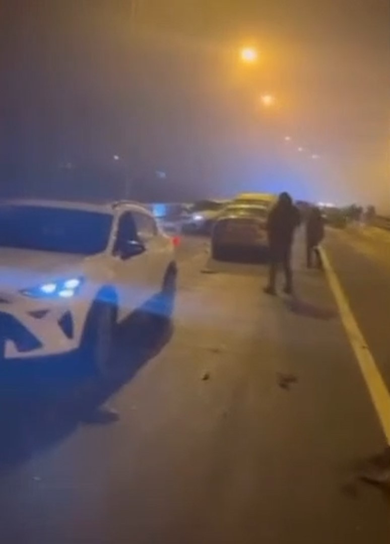 Havalimanı yolunda korku dolu anlar: 13 ara&ccedil; zincirleme kaza yaptı: 7 yaralı - Resim : 2
