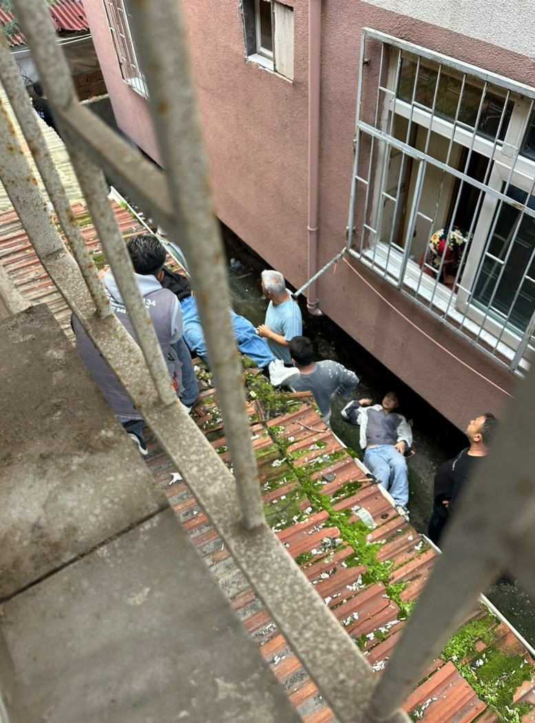 İstanbul'da çarşafla kaçmaya çalışan iki genç kız 3. kattan düştü - Resim : 1