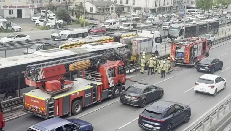 Avcılar'da metrob&uuml;s yangını - Resim : 1