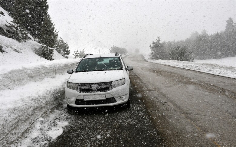 Sarıkamış beyaza gömüldü: Kar yağışı ilçeyi masal gibi yaptı - Resim : 1
