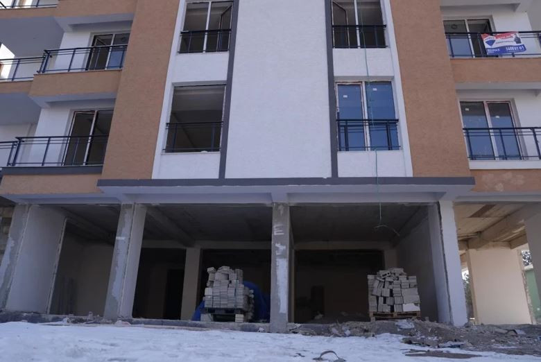 Parasını alamayan esnaf şalteri indirdi: Taktığı ne varsa söktü götürdü - Resim : 3