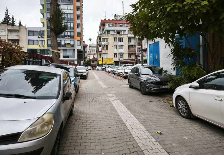 Adana'da sokakta kanlı infaz: 19 yaşındaki genç kanlar içinde yere yığıldı - Resim : 1