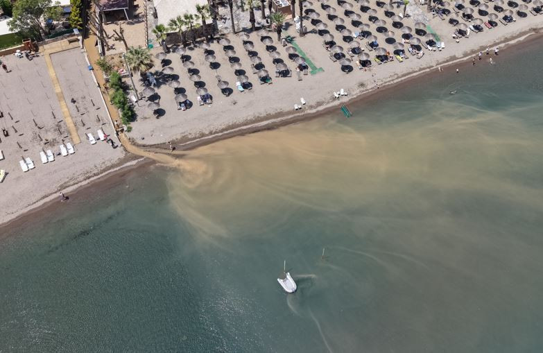 Bodrum’da isale hattı patladı: Suyun rengi değişti - Resim : 1