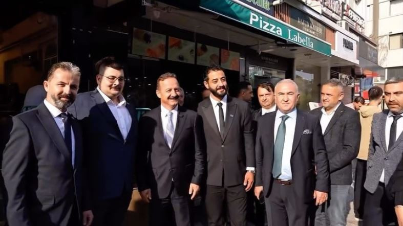 MasterChef'ten siyasete: Eray Aksungur parti rozetini taktı - Resim : 1