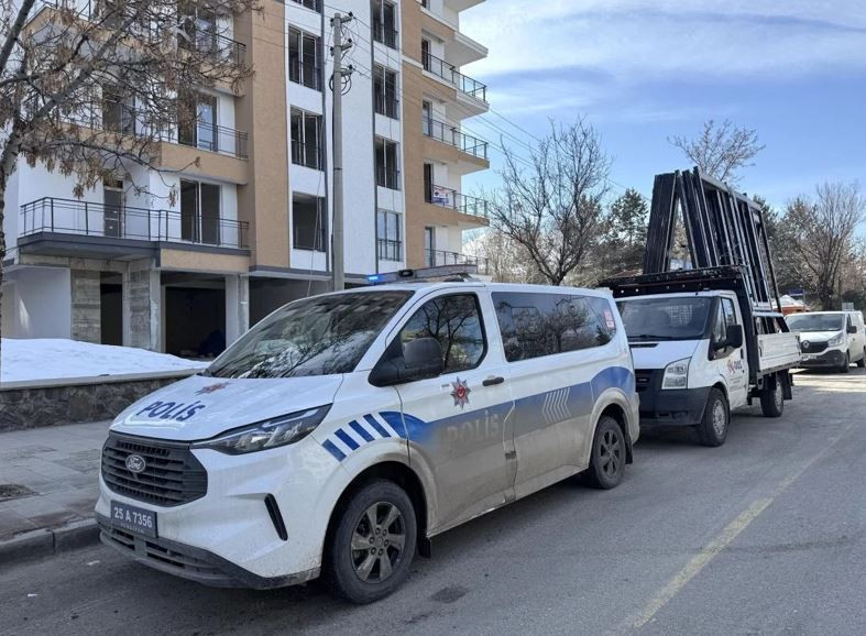 Parasını alamayan esnaf şalteri indirdi: Taktığı ne varsa söktü götürdü - Resim : 4