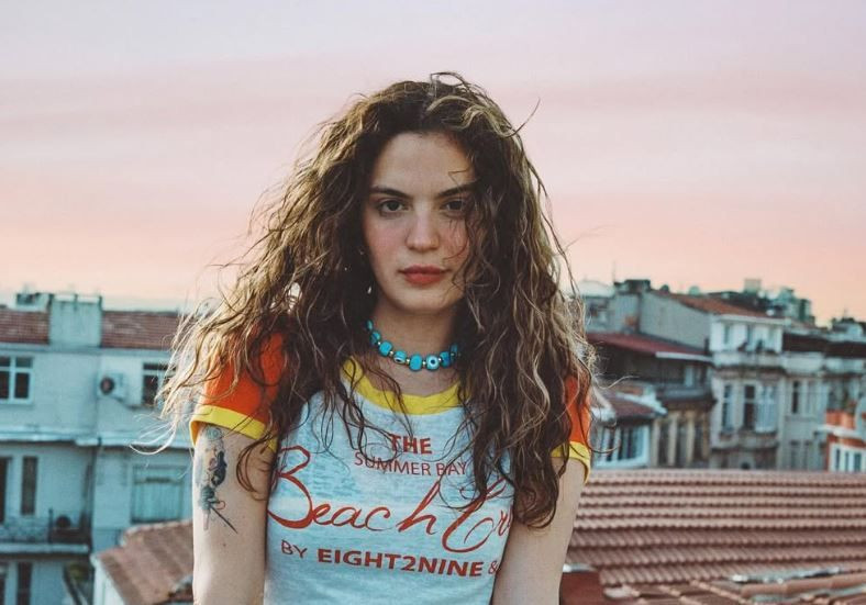 Dekor felaketi: Sahnede korku dolu anlar! Aslı Bekiroğlu'nun kafasına kapı düştü - Resim: 26