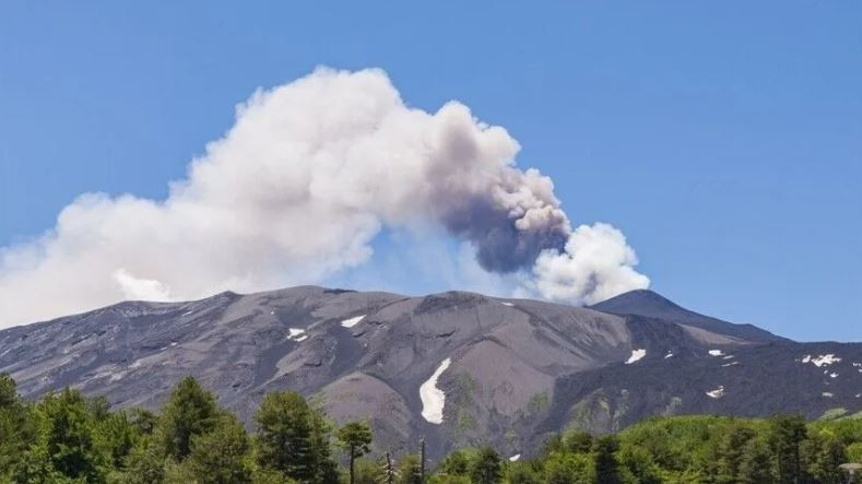Etna Yanardağı’nda patlama: Uçuşlar geçici olarak askıya alındı - Resim : 1