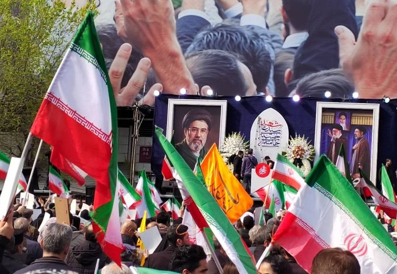 İranlılar Mücteba Hamaney için sokağa çıktı: Tahran’da binlerce kişi toplandı - Resim : 2