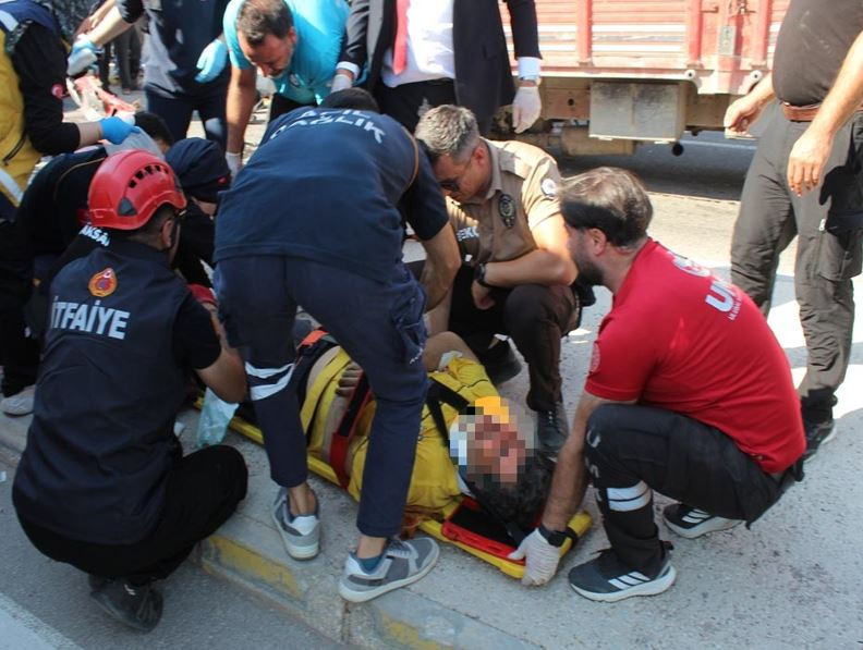 Kaza yeri can pazarına döndü: İki kişi hurda yığınında sıkıştı: Aksaray'da feci kaza - Resim : 1