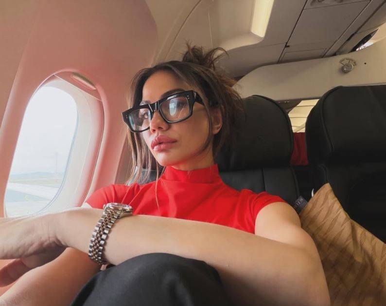 Eşref Rüya’nın Nisan’ı Demet Özdemir peş peşe fotoğraf yağdırdı: Hayranları tek bir şeyde hemfikir oldu - Resim: 1