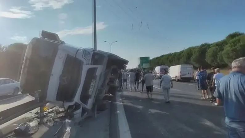 Büyükçekmece'de beton tankeri devrildi: Trafik durdu - Resim : 1