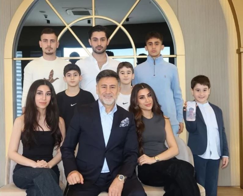 İzmir’den İstanbul’a aşk gezisi: 9 çocuk babası İzzet Yıldızhan eşi Ajda ile Galataport İstanbul’da yürüyüşte yakalandı - Resim: 16