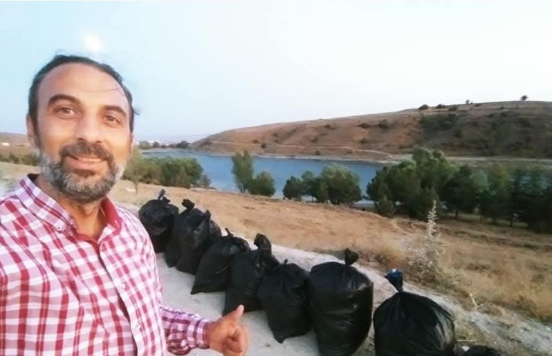 Gölet kıyısı çöplüğü döndü: Balıkçılar görünce dayanamadı - Resim : 1