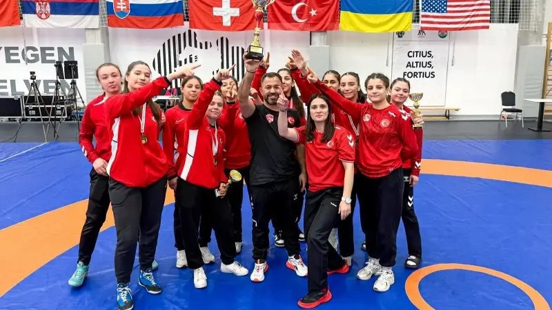 Milli güreşçiler Avrupa şampiyonluğu için mindere çıkıyor - Resim : 1