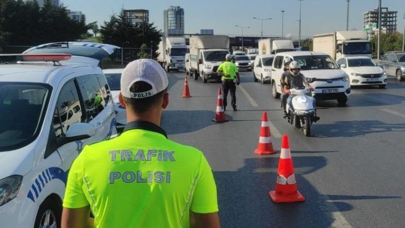 194 araç trafikten men edildi: Kural tanımayan sürücülere ceza yağdı - Resim : 1