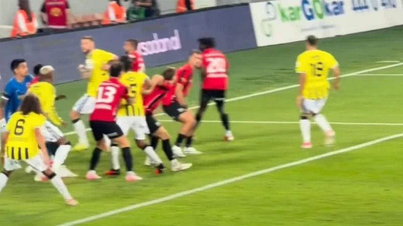 Ahmet Çakar'dan Fenerbahçe maçının ardından olay çıkış: "Skandal karar" - Resim: 8