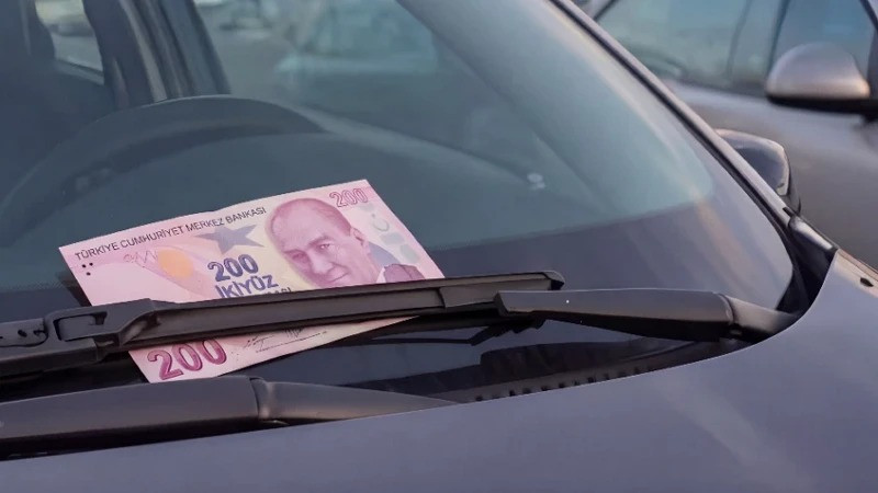 Hırsızların yeni tuzağı: Araç camına para bırakıp değerli eşyaları çalıyorlar - Resim : 1